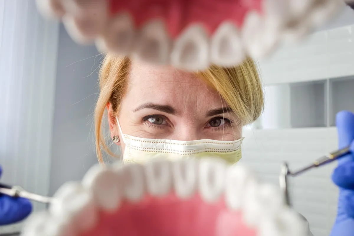Numeros dos dentes sendo conferidos pela dentista.