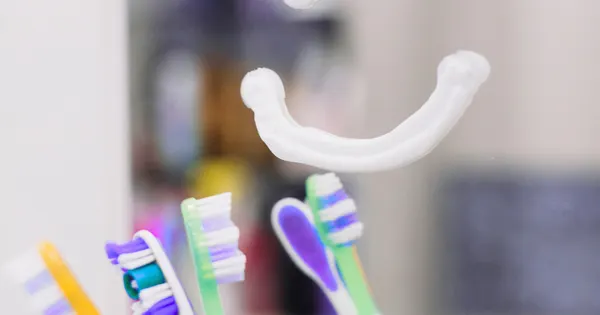 Rotina completa de cuidados com os dentes para quem usa clareador