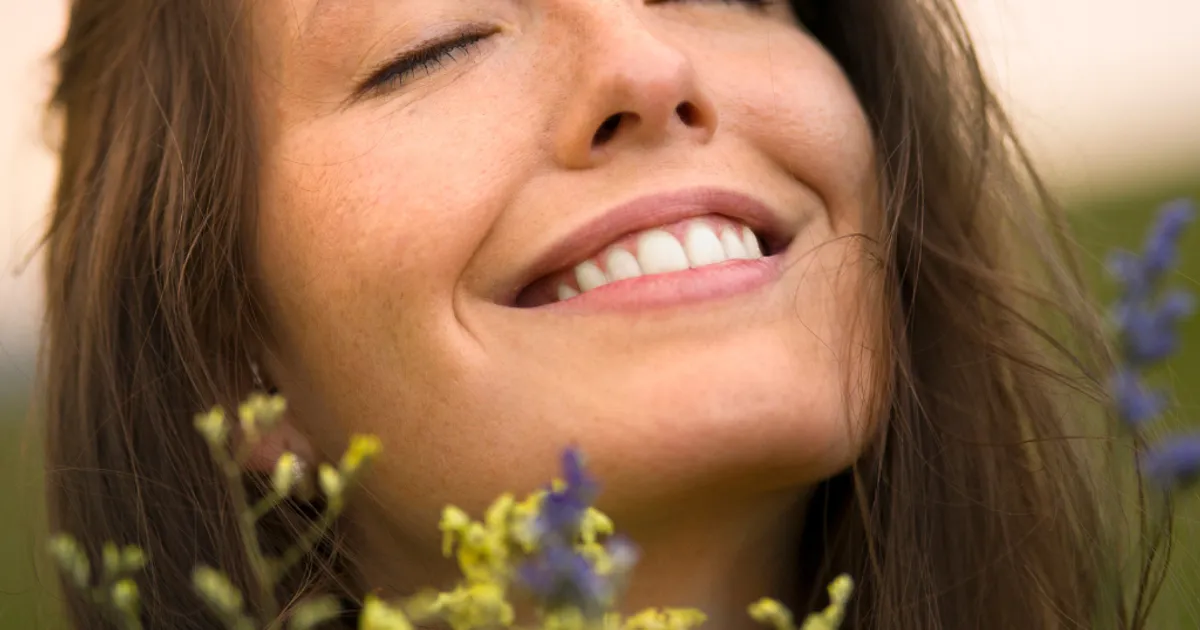 Como o clareamento dental influencia a autoestima feminina