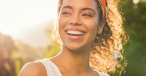 Clareamento dental é só estética? Entenda os reflexos no bem-estar geral