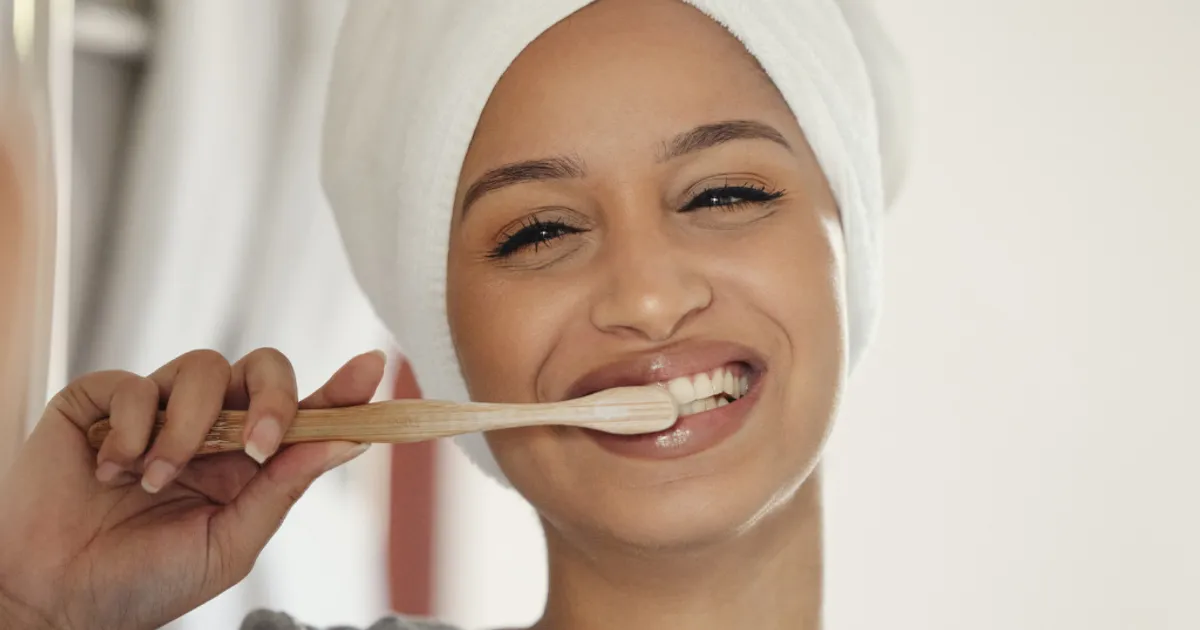 Clareamento dental em casa: o que realmente influencia o resultado no dia a dia