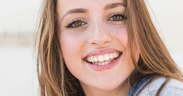 Sorriso na fotografia: mitos e verdades para se sentir bem diante da câmera.